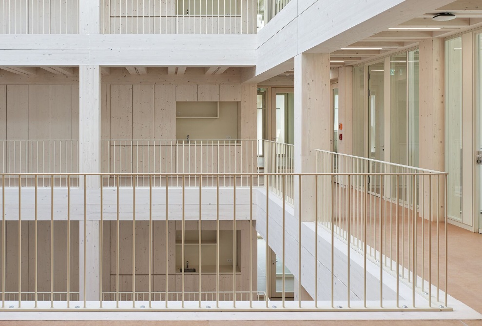 Vue intérieure d'un étage dans le cube en bois