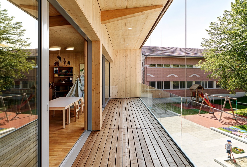 Aussenansicht des kubusförmigen Vorbaus im Obergeschoss des Kindergartens Wittenbach; Balkon