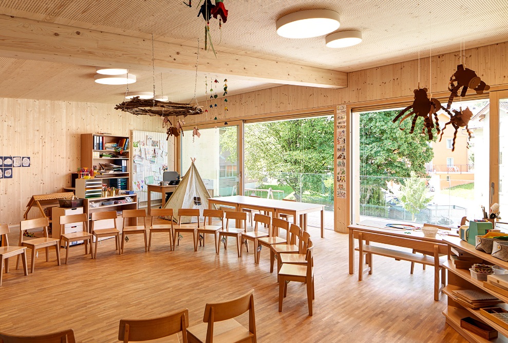 Blick in ein Klassenzimmer im Obergeschoss des Kindergartens in Wittenbach. 