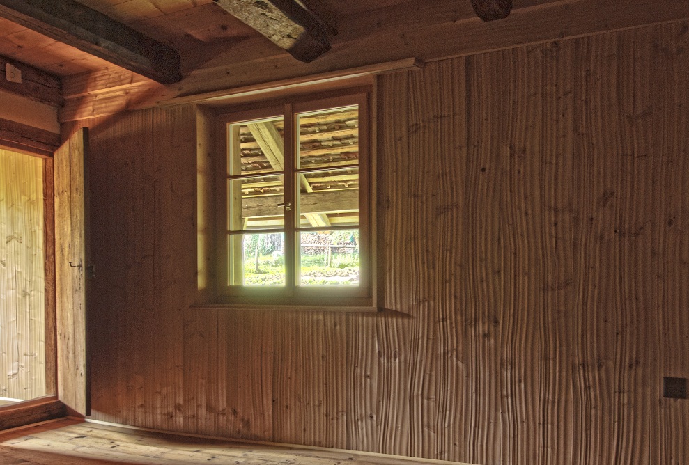 Innenansicht der denkmalgeschützten Kobesenmühle; Holzwand mit Fenster