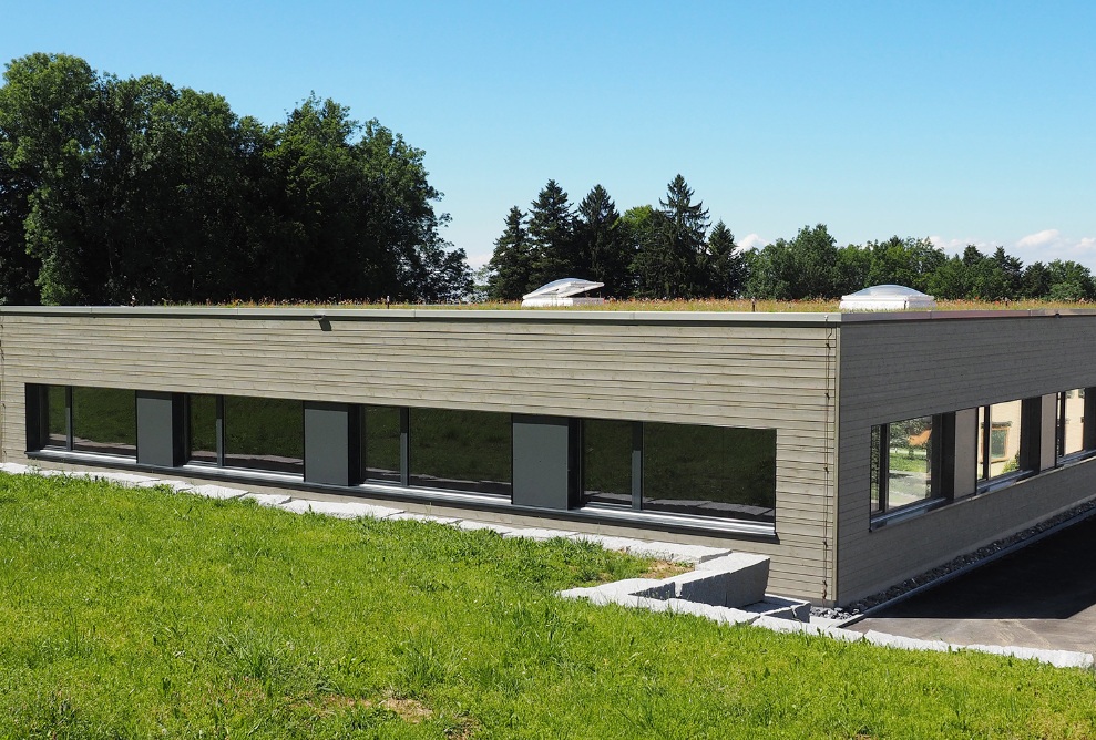 Vue générale du garage de camions vu de l’arrière