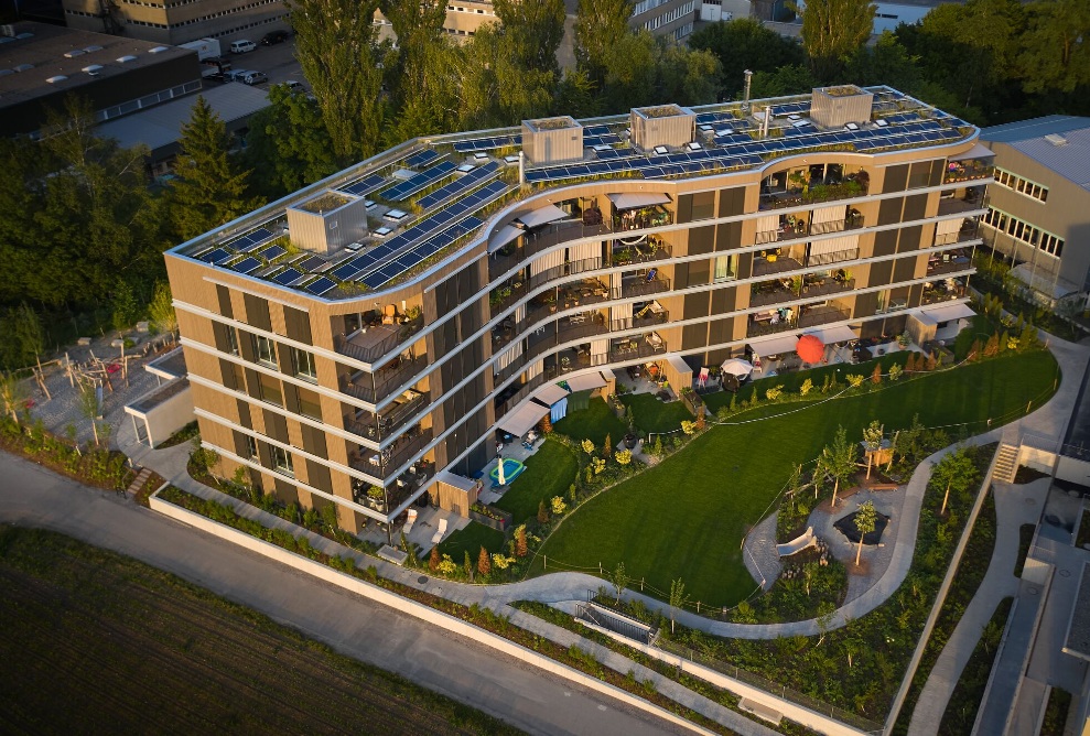 Vue à vol d'oiseau du bâtiment en bois à plusieurs étages Sunnehof avec système photovoltaïque