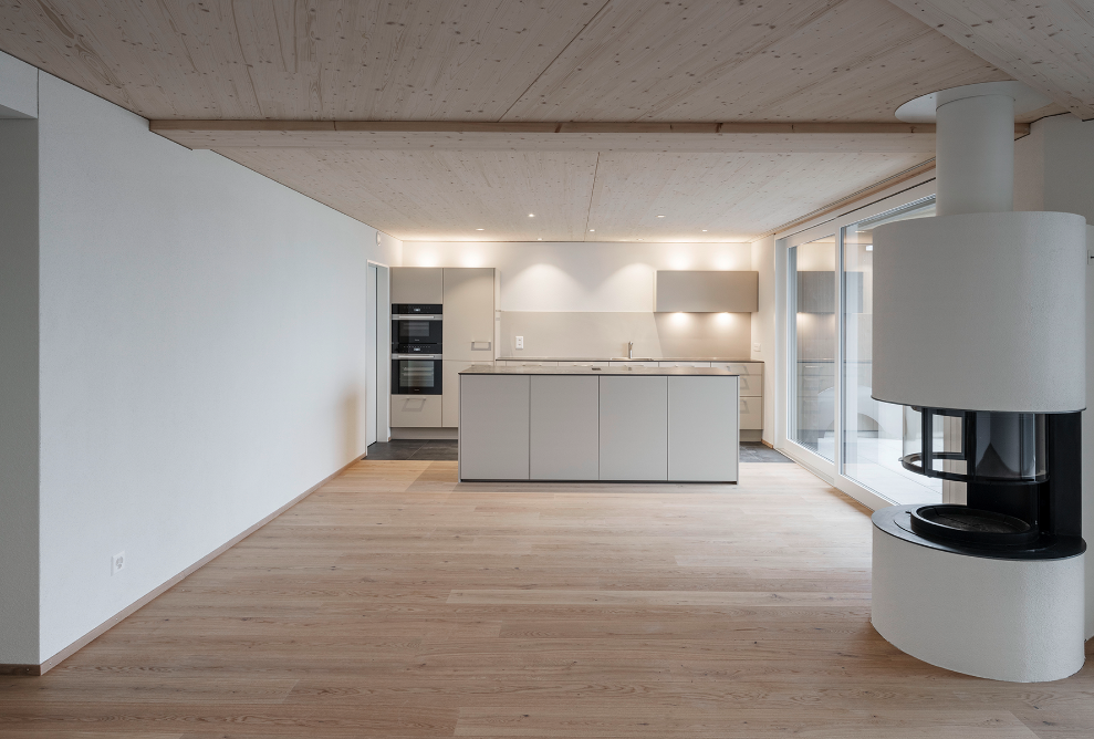 Interior view of the living area of a flat in the Sunnehof development. Lots of light and wood create a friendly living atmosphere.