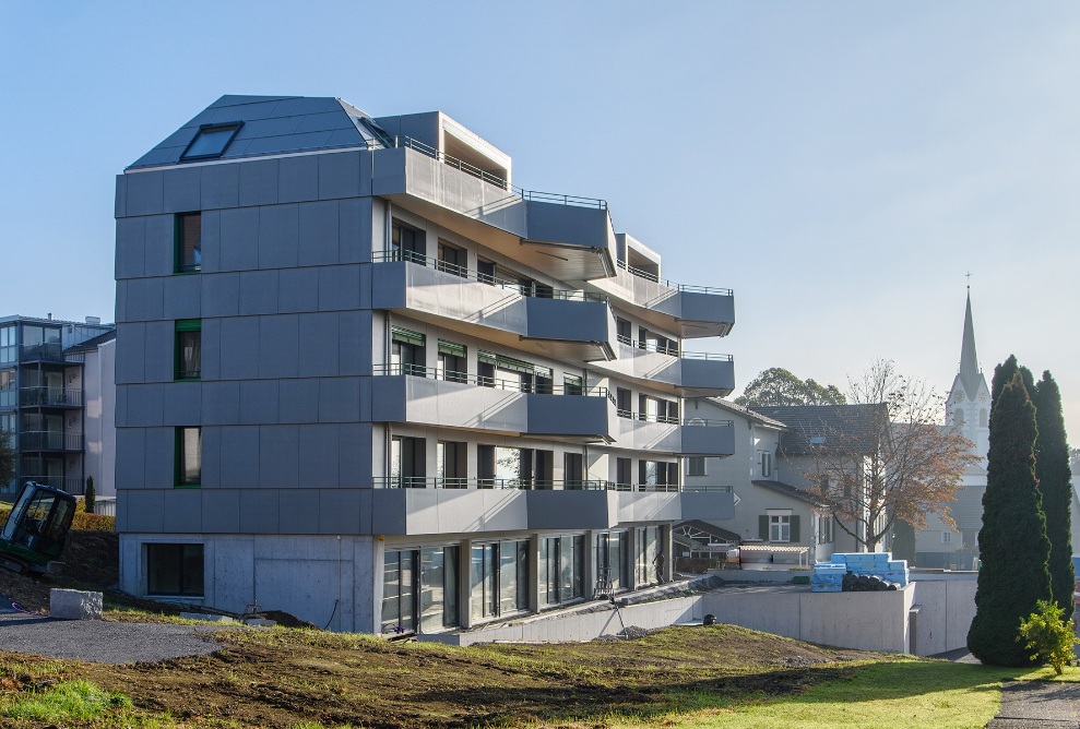 Vue de face d’un immeuble collectif Berg pendant les travaux encore en cours dans le jardin