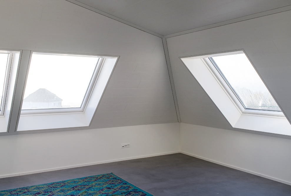 Helles, noch leerstehendes Dachgeschoss mit grossen Fenstern im Mehrfamilienhaus Berg.