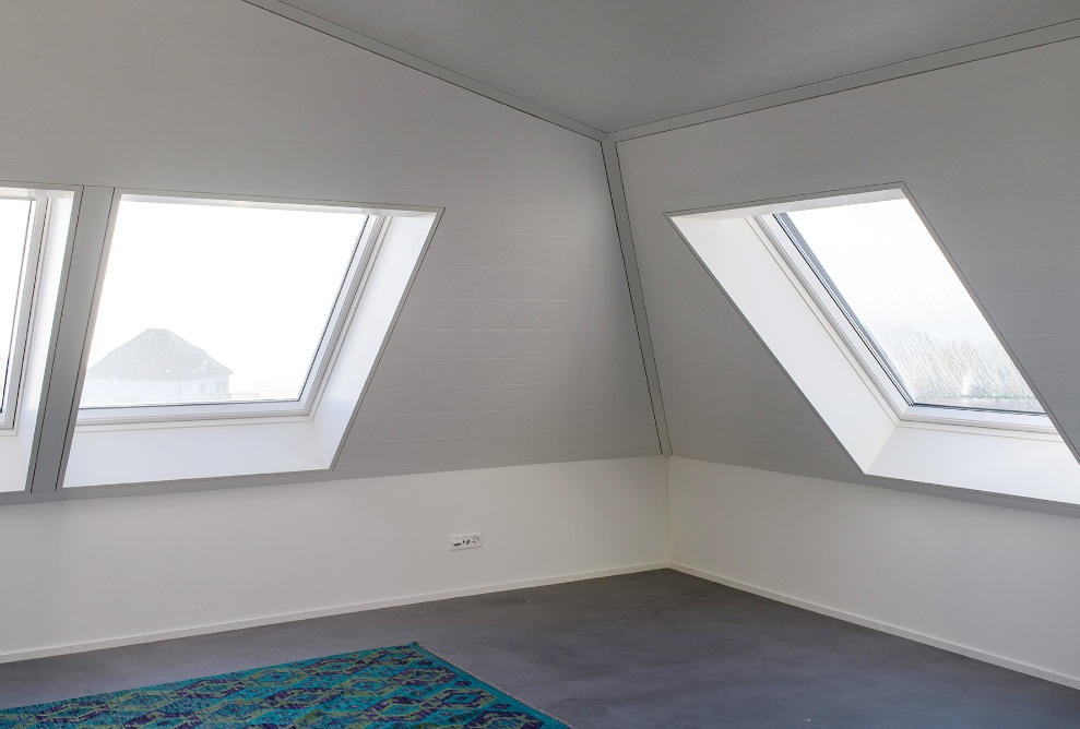 Bright, vacant top floor with large windows in the Berg apartment building