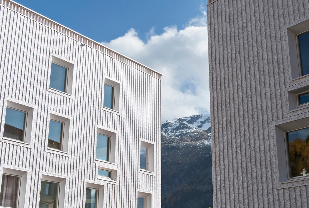 En y regardant de plus près, on découvre la structure particulière de la façade des deux immeubles.