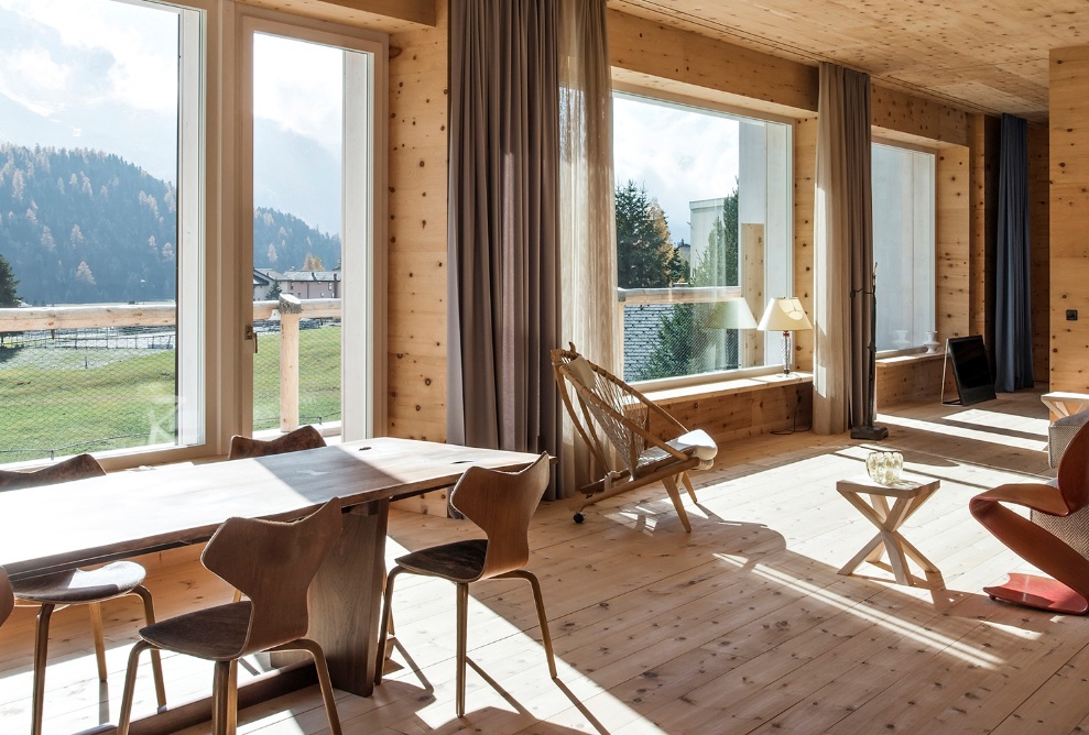 Die grossen Fenster ermöglichen einen wunderbaren Ausblick auf die Berglandschaft.