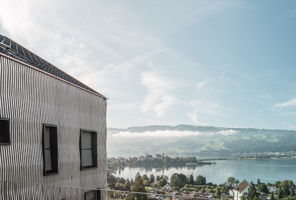 Nicht nur das Mehrfamilienhaus ist ein Hingucker, auch die Aussicht lässt nichts zu wünschen übrig.