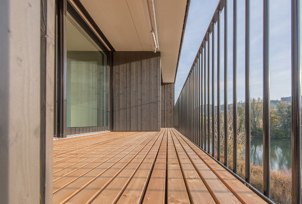 Les balcons spacieux offrent une vue imprenable sur tout l’étang.