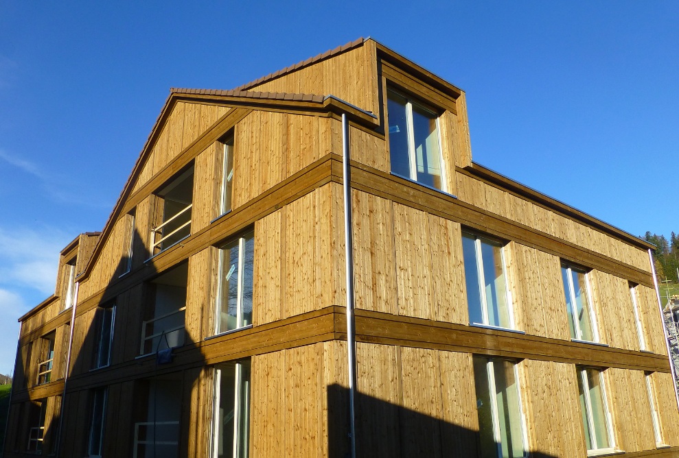 Side view of the Mattenbach apartment building in Grub in fine weather