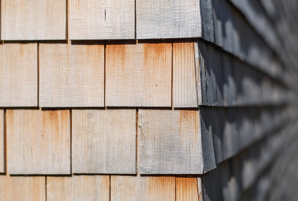 Les façades sont réalisées en bardeaux traditionnels, qui ont été utilisés de manière à créer un bâtiment moderne au goût du jour.