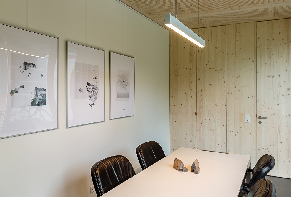 Petite salle de réunion moderne avec table et chaises en cuir noir