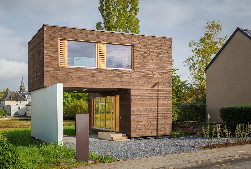 Individuelles, flexibles Modulhaus als Bürogebäude aus wiederverwendeten Holzmodulen.