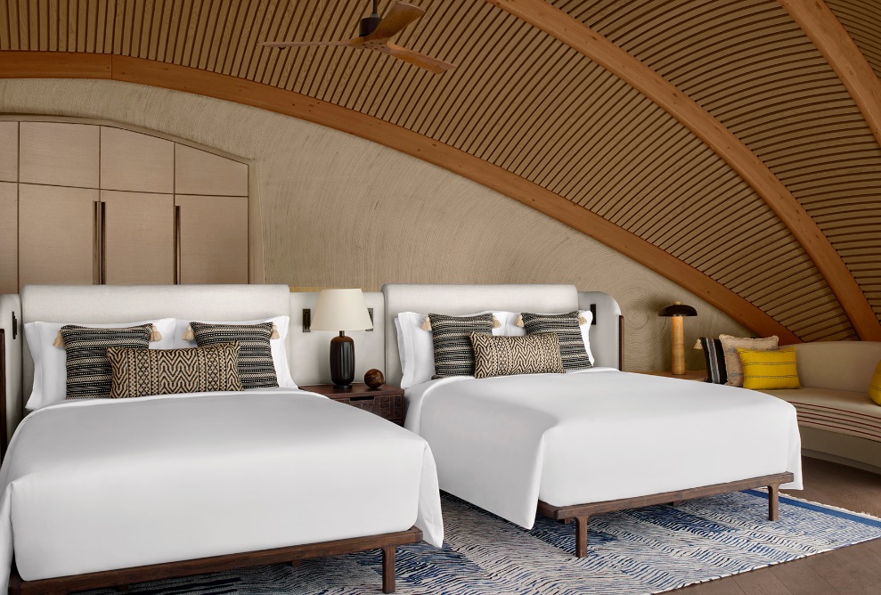 Innenansicht eines Hotelzimmers des Nujuma Reserve