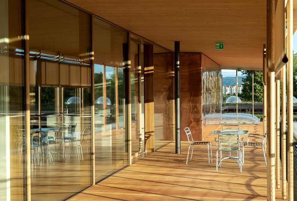 Veranda der Reha Basel mit einem kleinen Garten und 4 Gartenstühlen