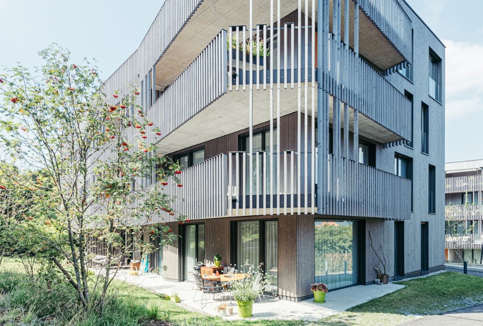 Residential building of the Schlössliparkt development with unusual balcony design