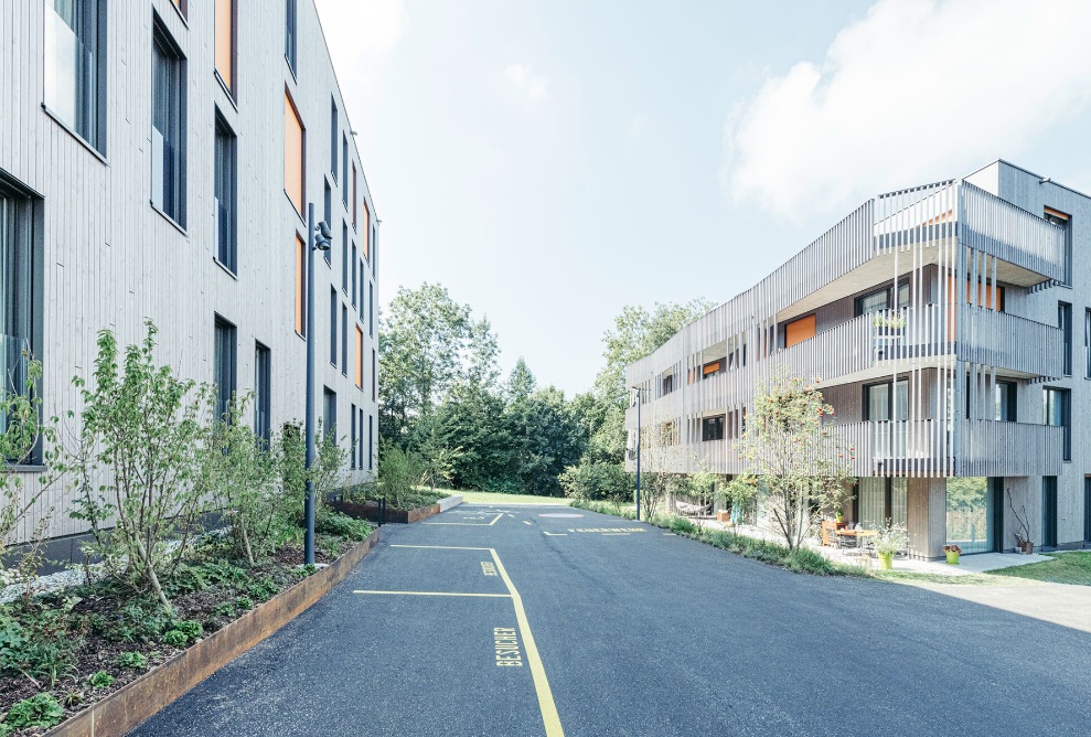 Offset apartment buildings of the Schlösslipark residential development