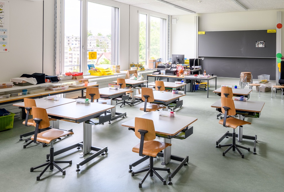 Innenansicht eines Klassenzimmers im Schulhaus Grenzhof, Luzern mit Einzelpulten