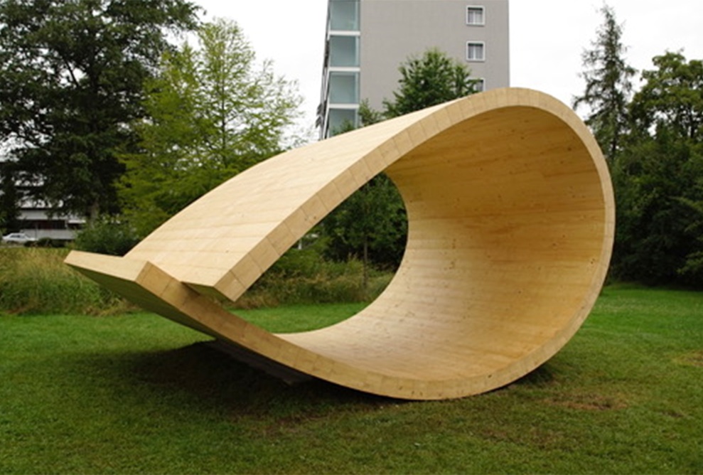 Der Klangraum-Pavillon ist eine Skulptur in Form einer Schlaufe aus Holz. Sie befindet sich in einem Park in Zürich.