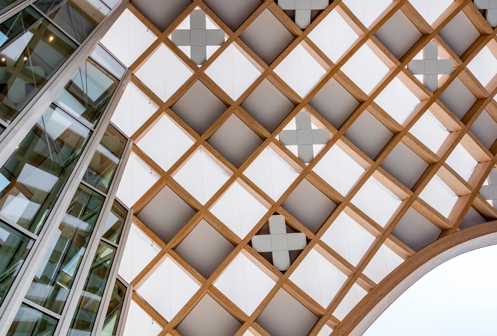 Blick auf die Fassadenelemente aus verschiedenen Materialien des Swatchgebäudes von unten.