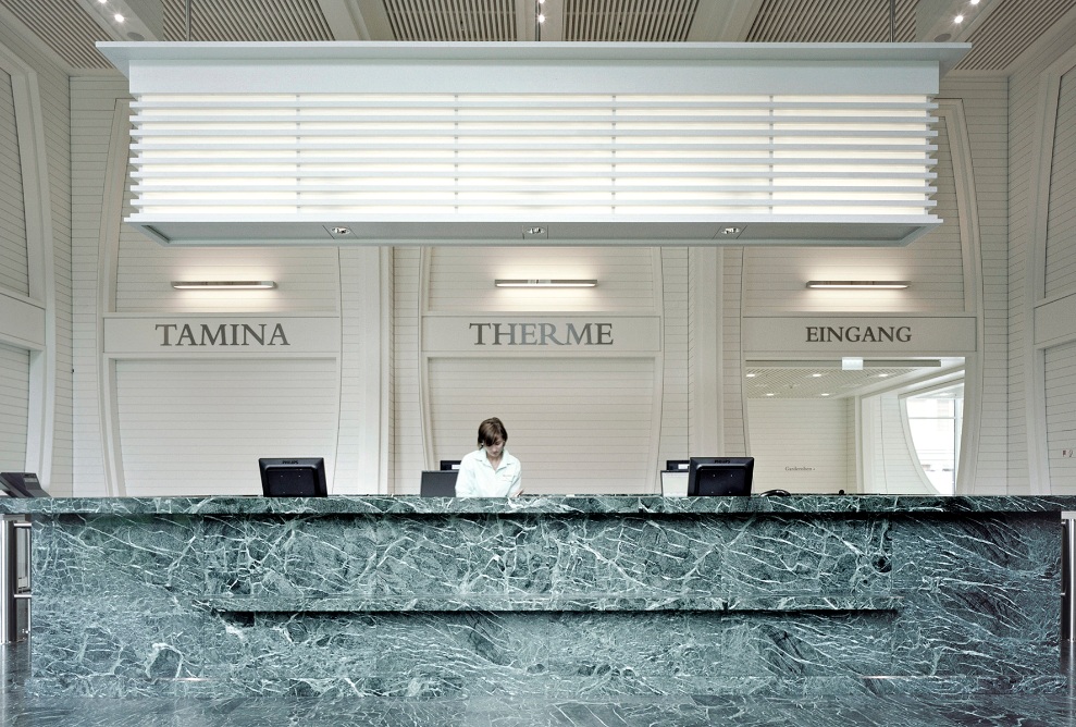 Eingangsbereich in der Tamina Therme mit Empfangstheke