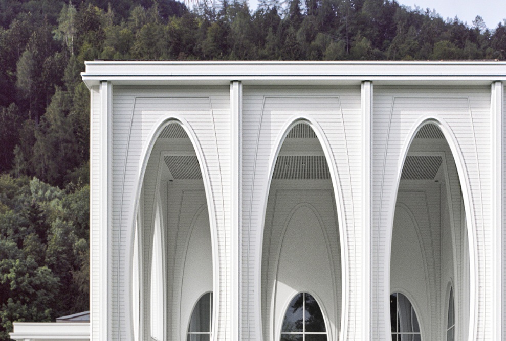 Aussenansicht der Tamina Therme bei Tag; Blick auf den weissen umlaufenden Säulengang