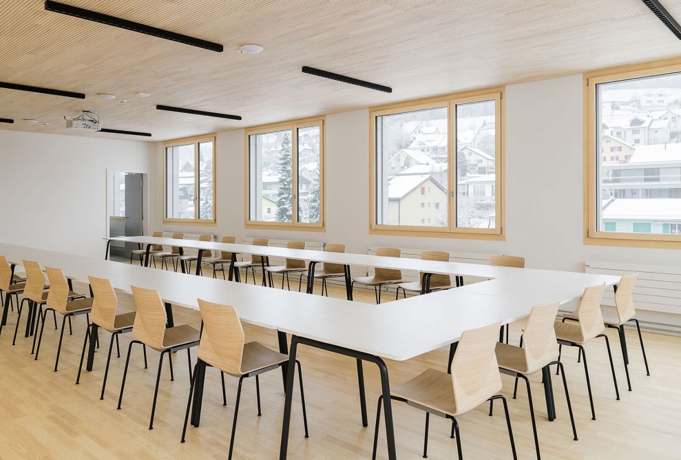 Salle de conférences avec aménagement intérieur en bois au centre médical de Mosnang