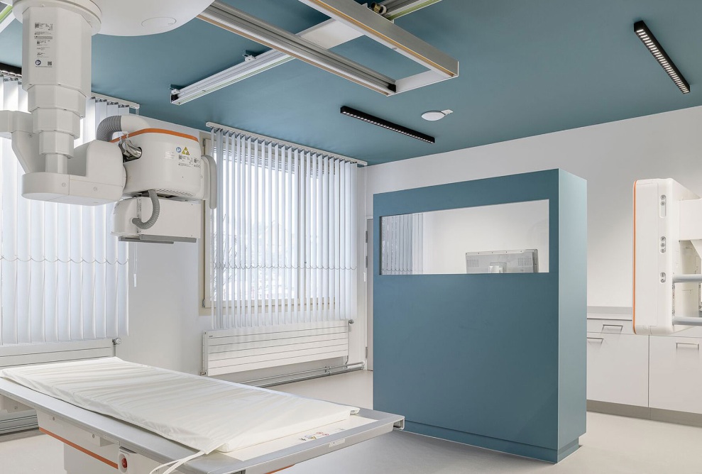 Modern eingerichtetes Röntgenzimmer im Ärztezentrum Mosnang