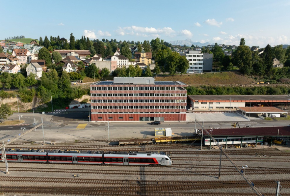 Luftaufnahme Verwaltungsgebäude der Appenzeller Bahnen mit Gleisanlage Blumer Lehmann 