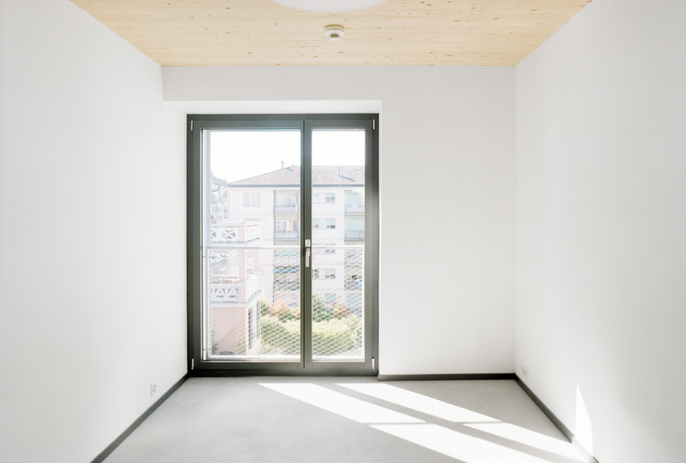  helles Doppelzimmer mit Holzdecke und grossem, raumhohem Fenster