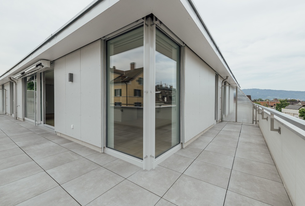 Blick auf die Fassade von der Terrasse des aufgestockten Geschosses 