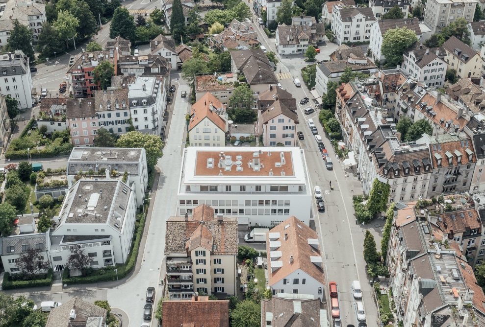 Full view of the building with additional top floor in the Hottingen district