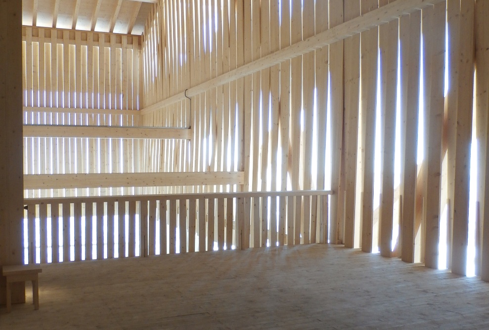 Prise de vue du dernier étage de l’auberge de montagne Chäserrugg entièrement aménagé en bois