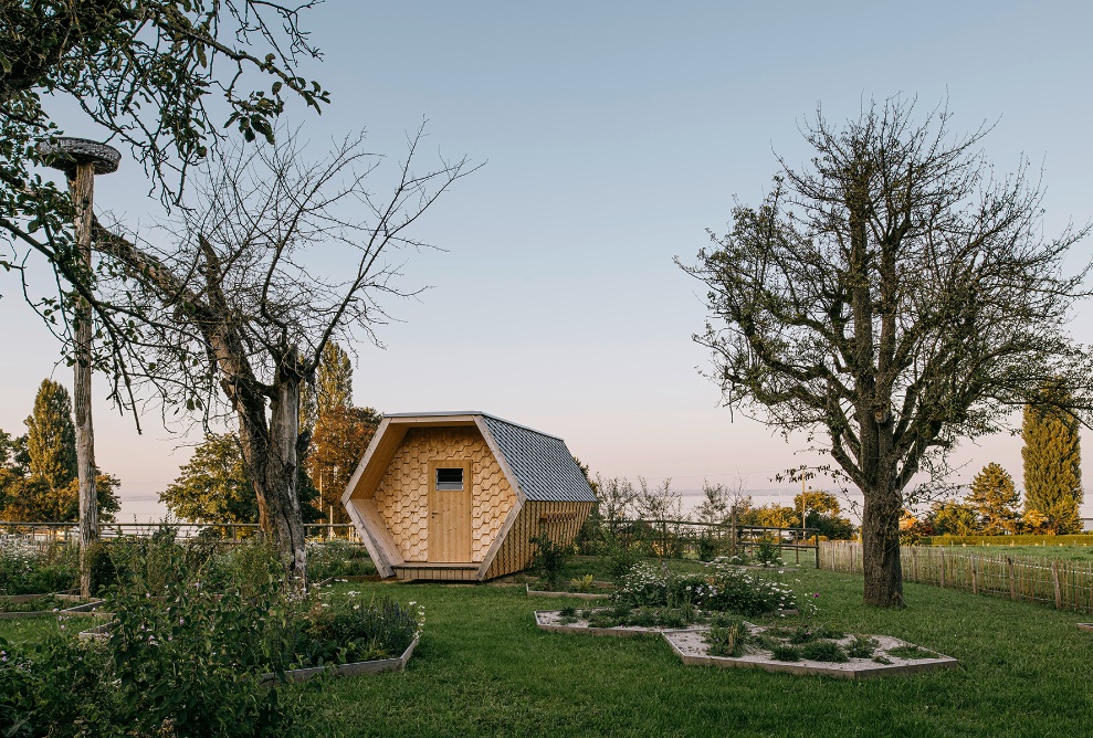 The Bee-Family bee house at its location in Frasnacht on Lake Constance.