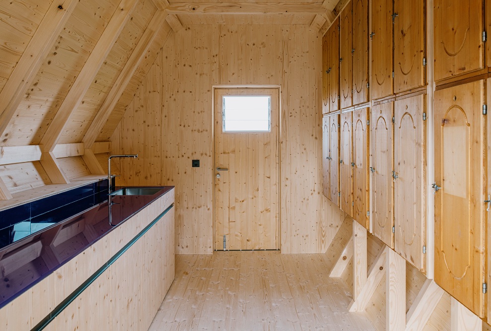 Intérieur de la ruche Bee-Family avec miellerie et colonies d’abeilles