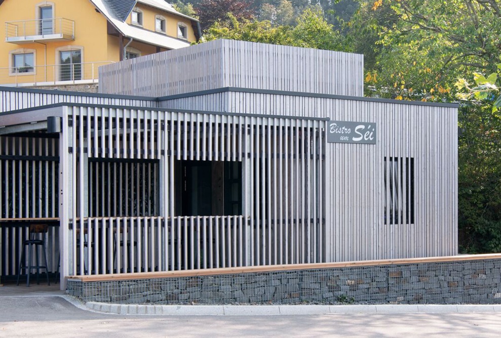 Holzmodulbau «Bistro um Séi» mit Umgebung