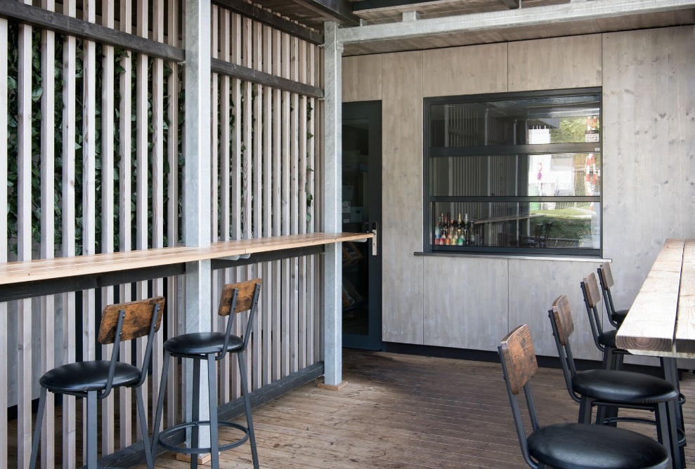 Sitzbereich auf der Holzterrasse des Bistros um Séi