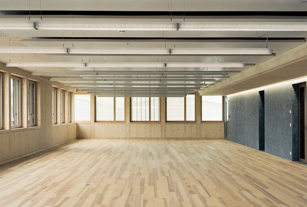 Die Aufnahme zeigt einen der Räume in der Braun AG in Gossau. Boden, Wände und auch die Dachstruktur ist sorgfältig aus Holz konstruiert worden.