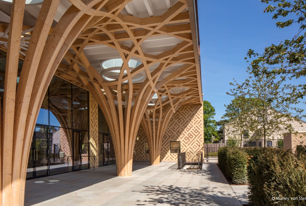La structure porteuse boisée en forme d’arbre se remarque déjà à l’extérieur de la mosquée de Cambridge. Le parvis est aménagé avec des plantations et les murs sont ornés de motifs remarquables.