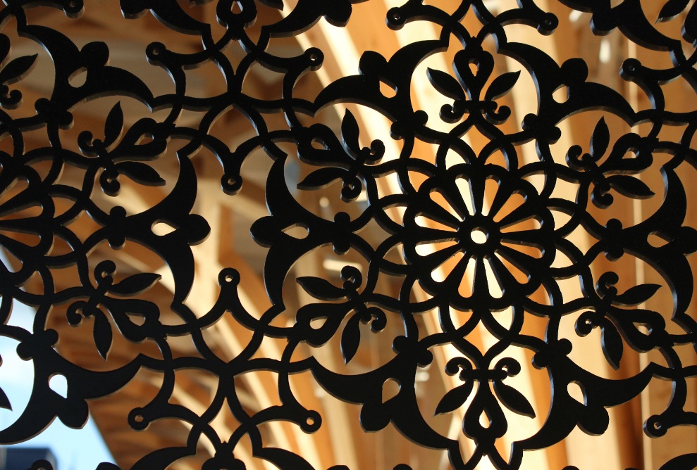 Vue détaillée du mur à motifs orientaux de la mosquée de Cambridge