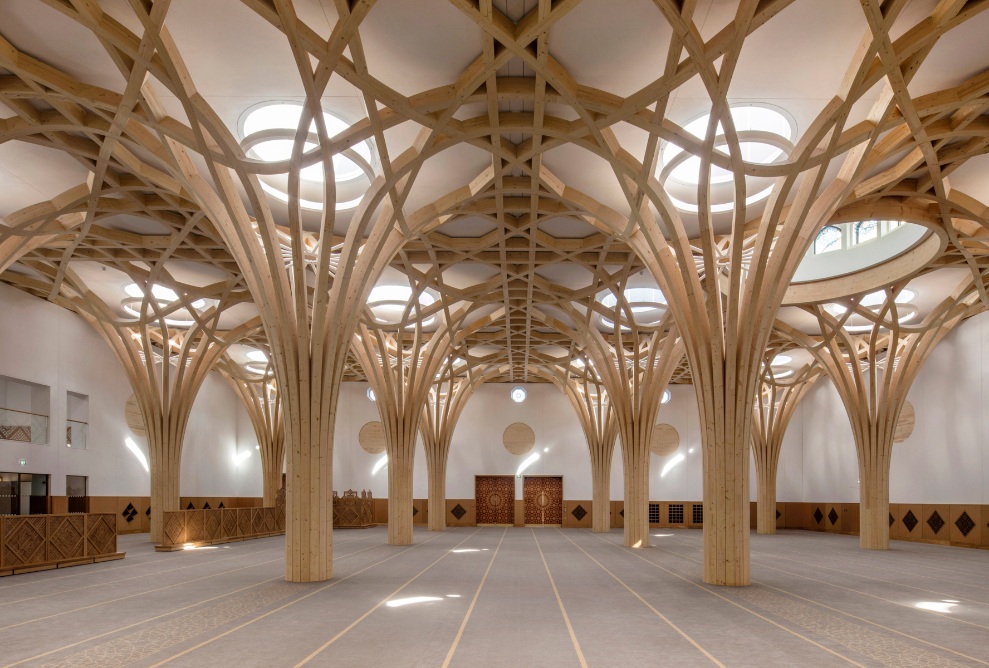 Structure porteuse en bois inspirée d’un arbre et éléments en bois orientaux sur les murs et les portes à l’intérieur de la mosquée de Cambridge.