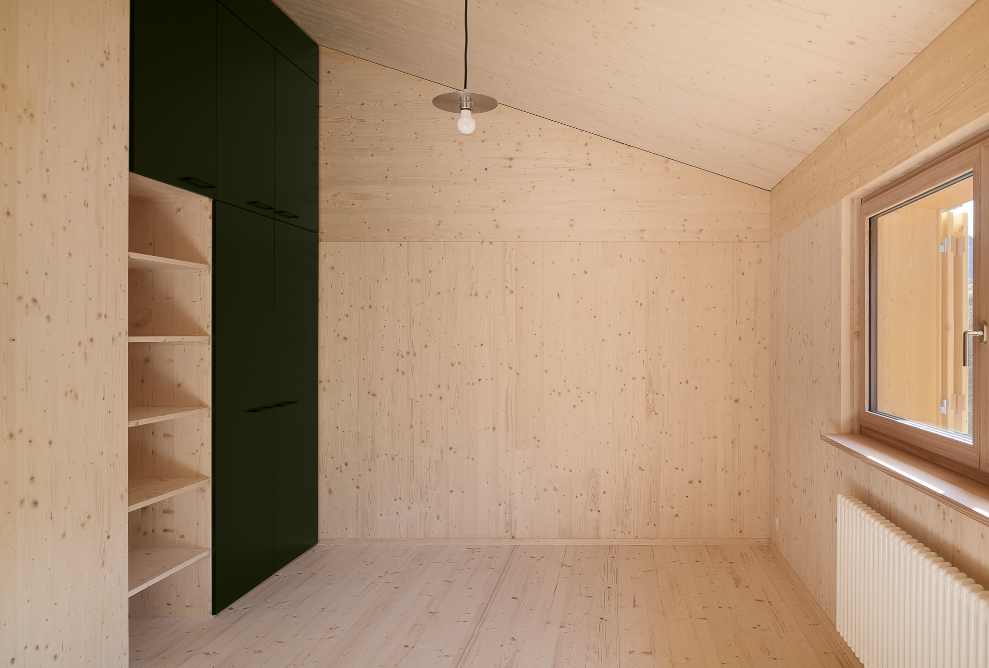 Funktionaler Wohnraum mit Holz-Innenausbau