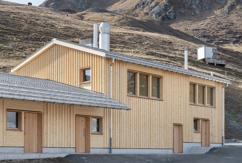 Detailed view of the new building on the Carmenna alpine pass