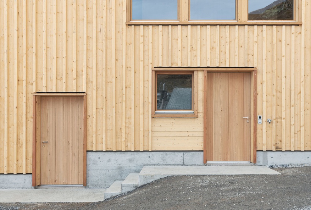 Vue détaillée de la façade en bois avec deux portes