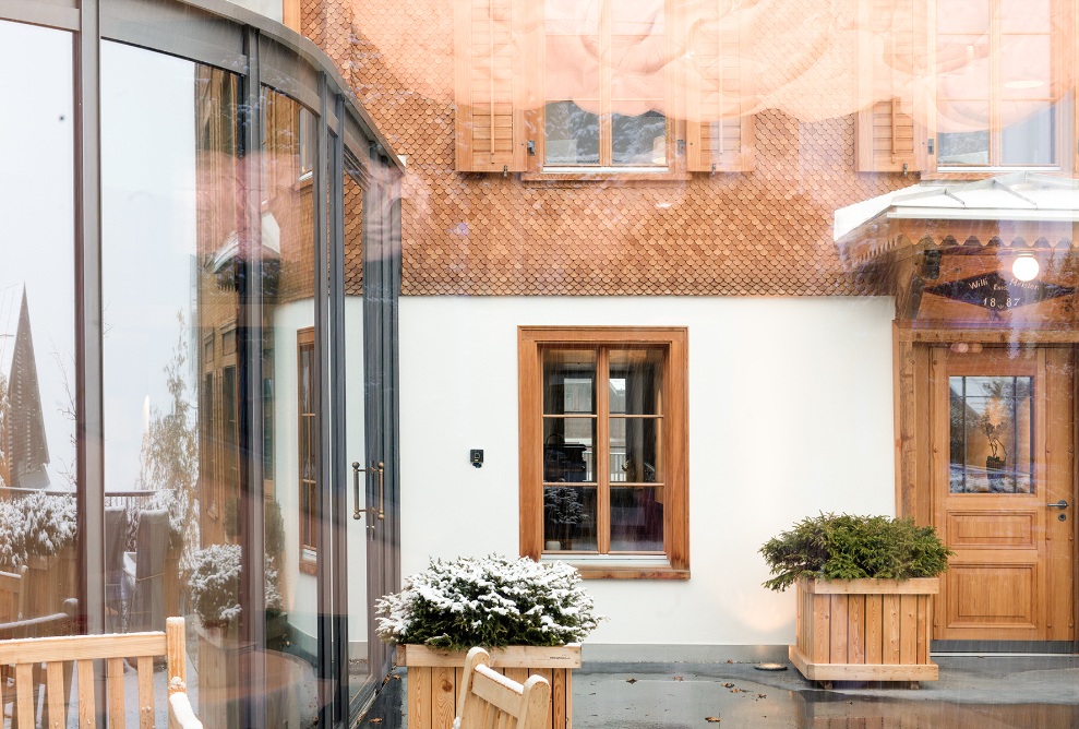 La nouvelle extension moderne s’harmonise avec la conception de la façade de l’ancien bâtiment. 