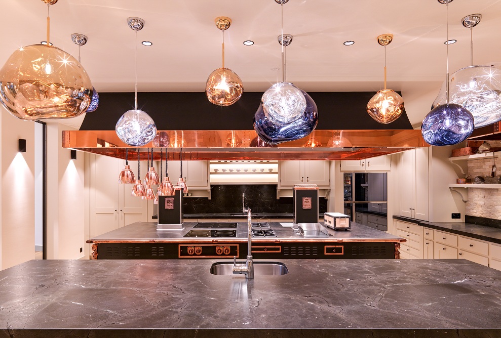 Cuisine ouverte avec des luminaires qui attirent les regards dans la maison d’hôtes Lampart’s Val Lumnezia.