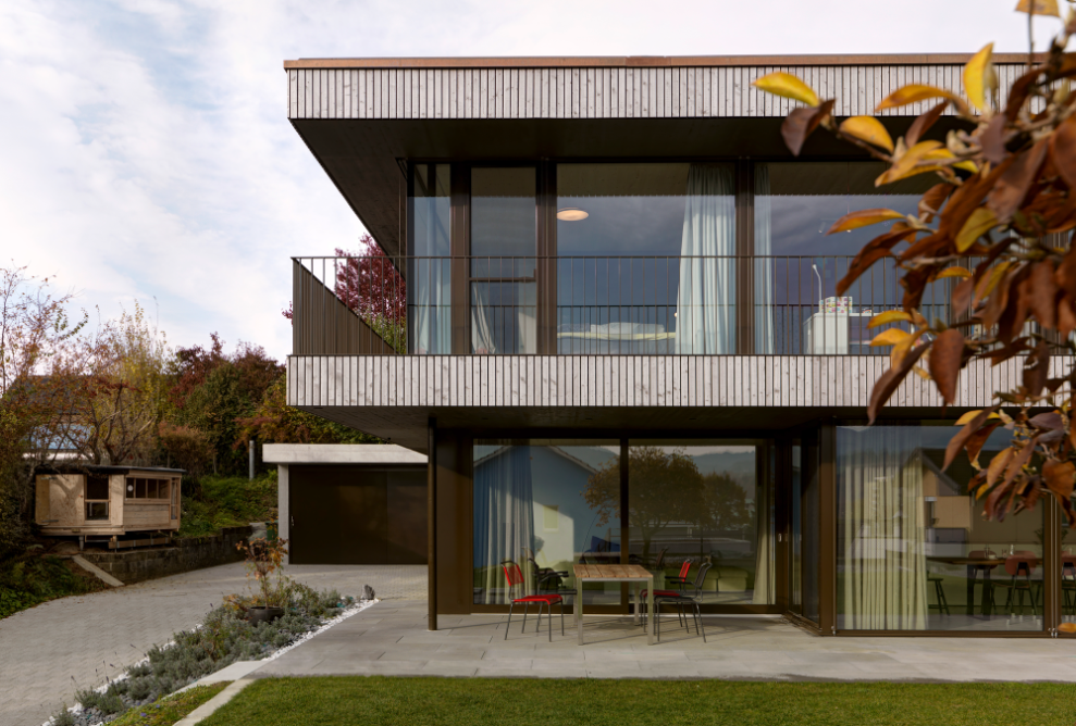 Teilansicht des Einfamilienhauses mit Holzfassade und Fensterfront