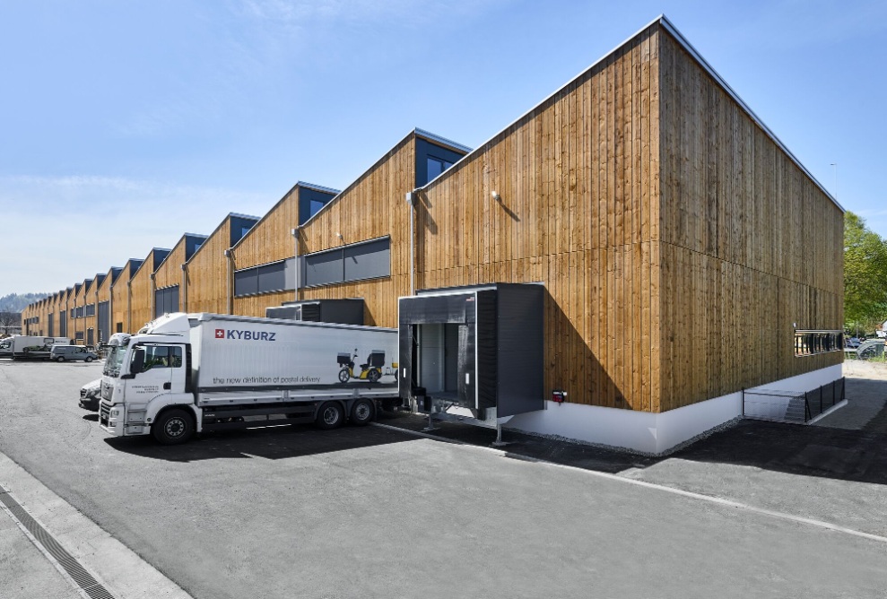 LKW an einem Verladedock des neuen Produktionsgebäudes Kyburz im Embraport 