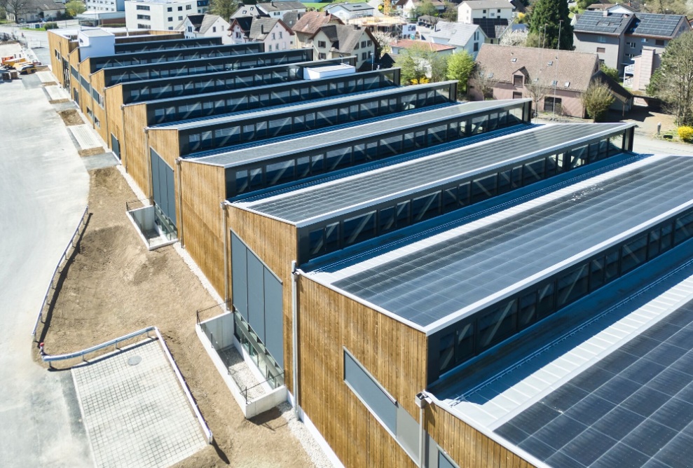Sheddach mit Photovoltaik auf dem Produktionsgebäude der Kyburz Switzerland AG